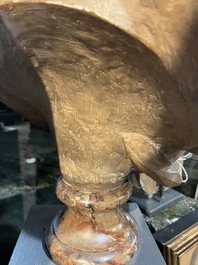 Franse school, navolger van Felix Lecomte (1737-1817): Buste van Marie Antoinette, gepatineerd terracotta op marmeren voet, ca. 1900