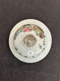 Een Chinese qianjiang cai dekselvaas met decor van antiquiteiten, 19de/20ste eeuw