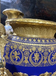 A fine French Empire vase with refined gilt design on a cobalt blue ground, Paris, early 19th C.