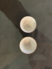 Een Chinese dekselkom op voet, twee wijnkoppen en een warmer, Tongzhi merk en periode