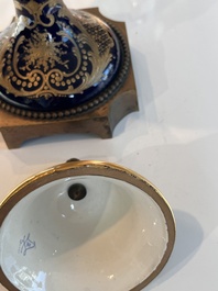 Een paar grote S&egrave;vres porseleinen vazen met allegorie&euml;n van 'De oogst' en 'De visvangst' op verguld bronzen monturen, Frankrijk, 19de eeuw