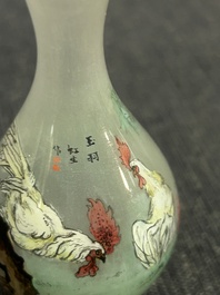 A Chinese miniature reverse painted glass scent bottle with roosters, 19th/20th C.