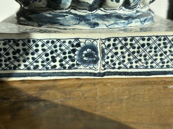 Een paar imposante getorste blauw-witte Delftse dekselvazen, 19de eeuw