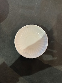 Een Chinese dekselkom op voet, twee wijnkoppen en een warmer, Tongzhi merk en periode