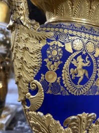 A fine French Empire vase with refined gilt design on a cobalt blue ground, Paris, early 19th C.