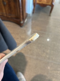 Een polychrome Delftse plaquette met een fontein in theatrale gordijnlijst, 18de eeuw