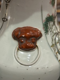 A pair of Chinese famille rose vases with a vistit to the palace, 19th/20th C.