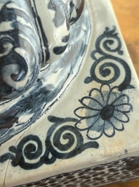 Een paar imposante getorste blauw-witte Delftse dekselvazen, 19de eeuw