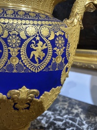 A fine French Empire vase with refined gilt design on a cobalt blue ground, Paris, early 19th C.