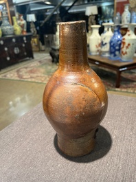 Een steengoed baardmankruik met dubbele adelaar en twee kruiken, 17de/18de eeuw