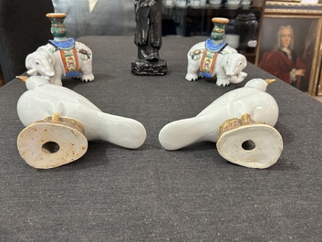 Een paar Chinees porseleinen duiven, een paar olifanten-kandelaars en een zwart-geglazuurde dame, 19de/20ste eeuw