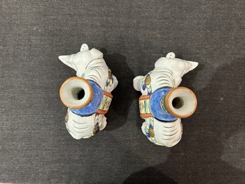 Een paar Chinees porseleinen duiven, een paar olifanten-kandelaars en een zwart-geglazuurde dame, 19de/20ste eeuw