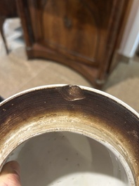 Een Chinese famille rose dekselvaas met spelende jongens in een paleistuin, 19de eeuw