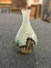 A Chinese miniature reverse painted glass scent bottle with roosters, 19th/20th C.