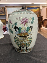 Twee Chinese qianjiang cai yenyen vazen en een famille rose dekselpot, 19de/20ste eeuw