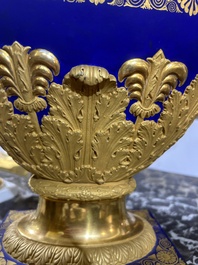 A fine French Empire vase with refined gilt design on a cobalt blue ground, Paris, early 19th C.