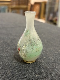 A Chinese miniature reverse painted glass scent bottle with roosters, 19th/20th C.
