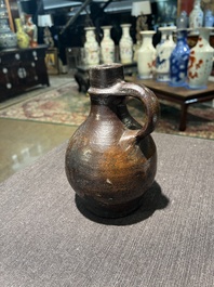 Een steengoed baardmankruik met dubbele adelaar en twee kruiken, 17de/18de eeuw