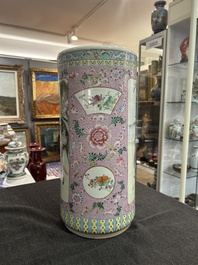 Een Chinese famille rose cilindervaas met verhalend decor, Qianlong merk, 20ste eeuw