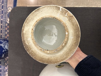 Een Chinese qianjiang cai dekselvaas met decor van antiquiteiten, 19de/20ste eeuw