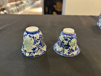 Een Chinese dekselkom op voet, twee wijnkoppen en een warmer, Tongzhi merk en periode