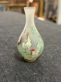 A Chinese miniature reverse painted glass scent bottle with roosters, 19th/20th C.