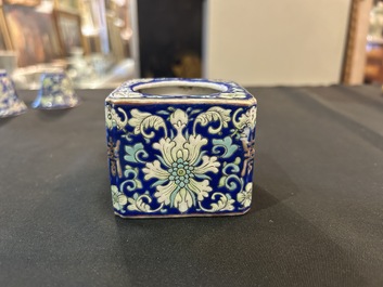 Een Chinese dekselkom op voet, twee wijnkoppen en een warmer, Tongzhi merk en periode