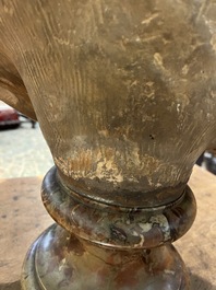 Franse school, navolger van Felix Lecomte (1737-1817): Buste van Marie Antoinette, gepatineerd terracotta op marmeren voet, ca. 1900