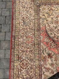 A Turkish Sivas rug with central medallion and floral design, wool on cotton, 20th C.