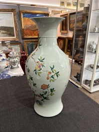 A pair of Chinese famille rose vases and a tall blue and white vase, 19th/20th C.