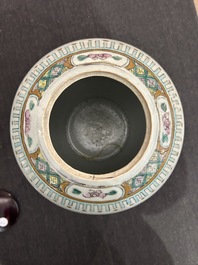 Twee Chinese qianjiang cai yenyen vazen en een famille rose dekselpot, 19de/20ste eeuw