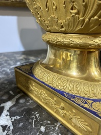 A fine French Empire vase with refined gilt design on a cobalt blue ground, Paris, early 19th C.
