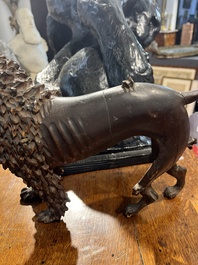 Een paar houten sculpturen van poedels en een leeuw, mogelijk Engeland, 18de/19de eeuw