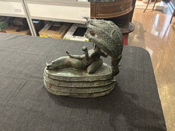 Indische school: Vishnu rustend op Shesha of Ananta Shesha, koning van de naga's, gepatineerd brons, 19de eeuw