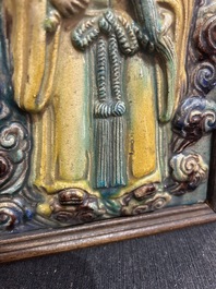 Een Chinese fahua-geglazuurde plaquette met de onsterfelijke Lu Dongbin, 17de/18de eeuw
