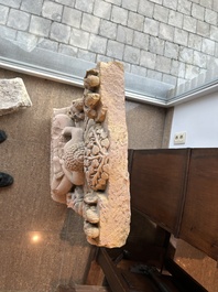 Een fraaie Indische zandstenen stele met Boeddha Shakyamuni, wellicht Sarnath regio, late Gupta periode, 5de/6de eeuw