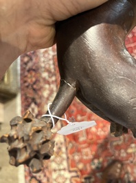 Een paar houten sculpturen van poedels en een leeuw, mogelijk Engeland, 18de/19de eeuw