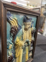 Een Chinese fahua-geglazuurde plaquette met de onsterfelijke Lu Dongbin, 17de/18de eeuw