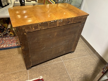 Een Biedermeier commode in dennenhout met fineer afgewerkt met schellak, 19de eeuw