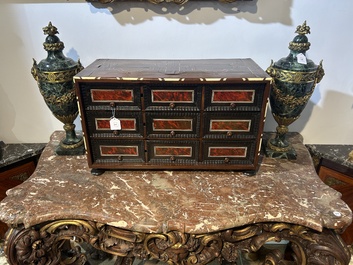 Een Antwerps tafelkabinet met schildpad- en palissanderfineer, ge&euml;boniseerd hout en inlegwerk van been, 17de eeuw