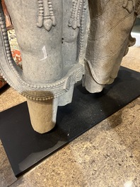 Een fijne grote Indische zandstenen groep met een Mithuna koppel, wellicht Madhya Pradesh, Chandela periode, 10de/12de eeuw