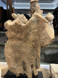 Een fijne grote Indische zandstenen groep met een Mithuna koppel, wellicht Madhya Pradesh, Chandela periode, 10de/12de eeuw