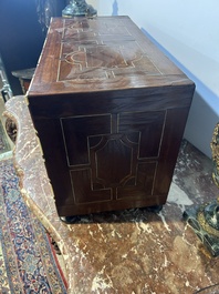 Een Antwerps tafelkabinet met schildpad- en palissanderfineer, ge&euml;boniseerd hout en inlegwerk van been, 17de eeuw