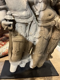 Een fijne grote Indische zandstenen groep met een Mithuna koppel, wellicht Madhya Pradesh, Chandela periode, 10de/12de eeuw