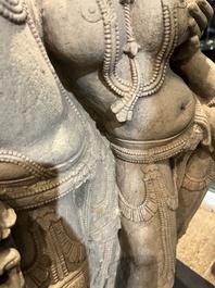 Een fijne grote Indische zandstenen groep met een Mithuna koppel, wellicht Madhya Pradesh, Chandela periode, 10de/12de eeuw