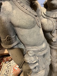 Een fijne grote Indische zandstenen groep met een Mithuna koppel, wellicht Madhya Pradesh, Chandela periode, 10de/12de eeuw