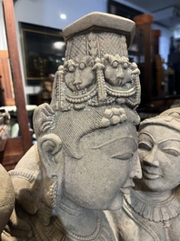 Een fijne grote Indische zandstenen groep met een Mithuna koppel, wellicht Madhya Pradesh, Chandela periode, 10de/12de eeuw