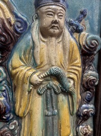 Een Chinese fahua-geglazuurde plaquette met de onsterfelijke Lu Dongbin, 17de/18de eeuw
