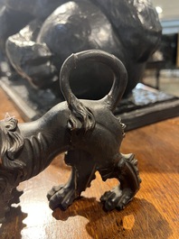 Een paar houten sculpturen van poedels en een leeuw, mogelijk Engeland, 18de/19de eeuw