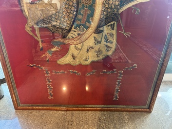 Een uitzonderlijk groot paar Chinese met zijde geborduurde panelen met onsterfelijken op rode fondkleur, 19de eeuw